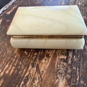 Elegant vintage alabaster jewelry box hand carved in Italy from genuine stone